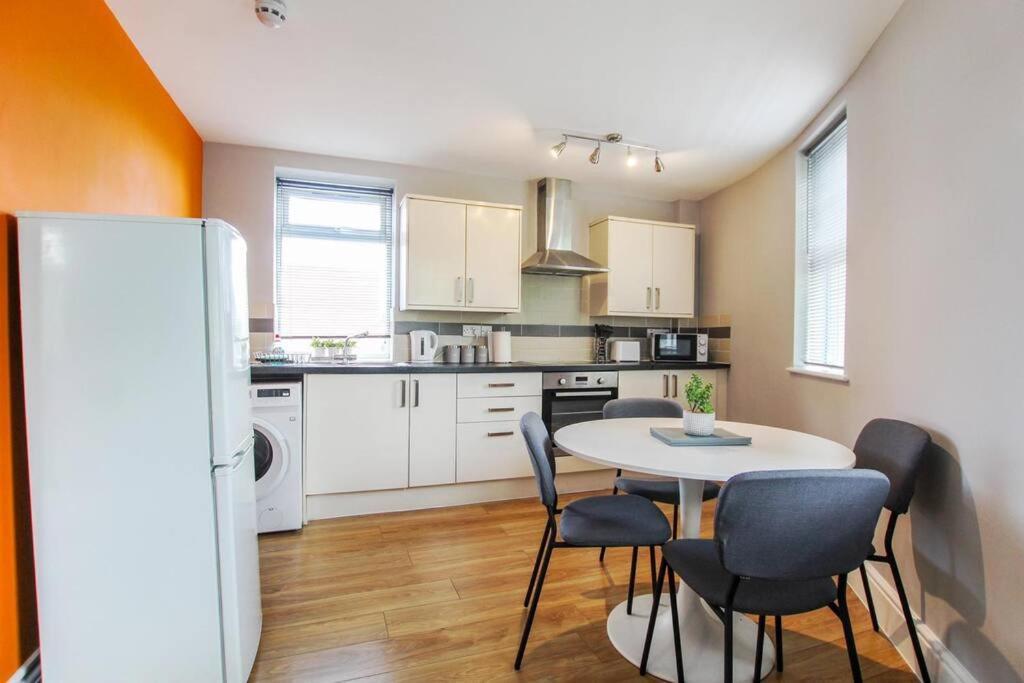 Primeee Location! - Modern * Bristol